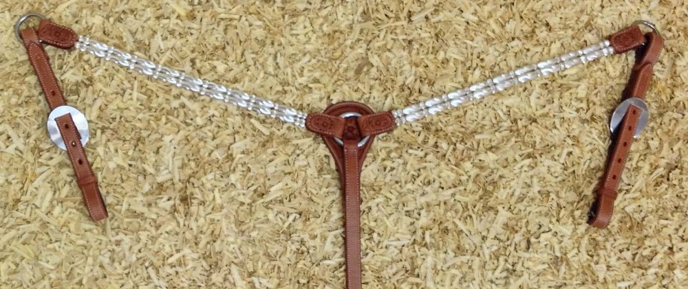 Napierśnik z metalowymi zdobieniami