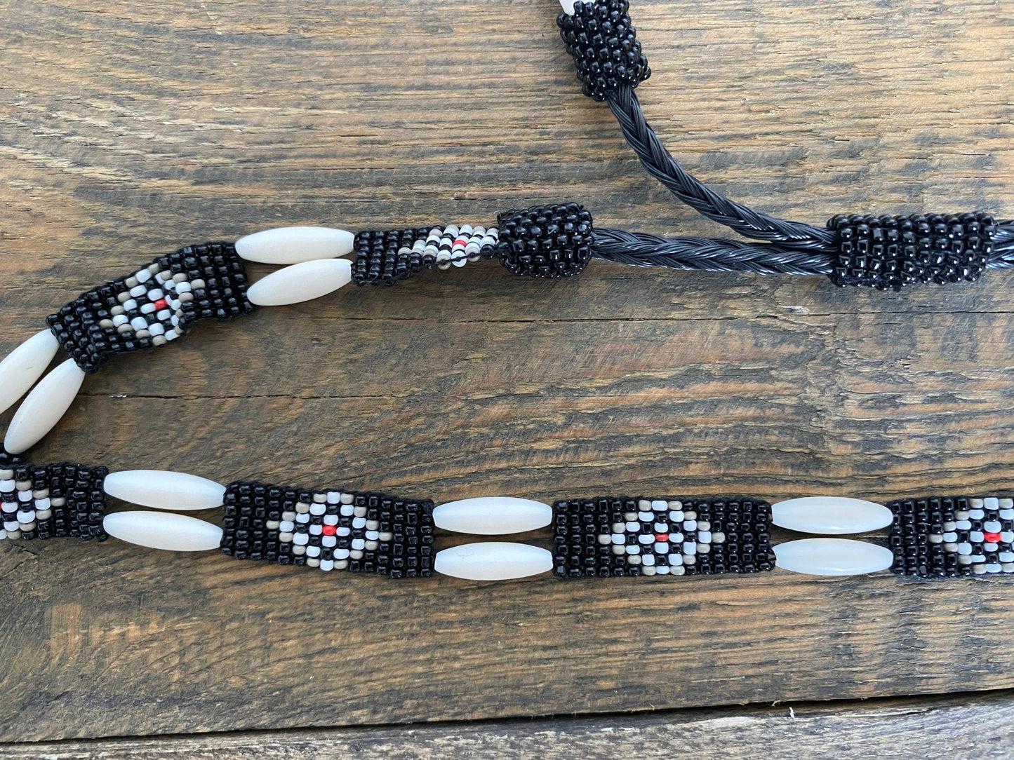 Otok z koralików/czarno-biały