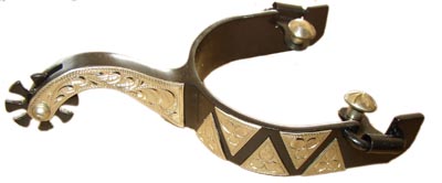 Brązowe ostrogi z grawerowanymi trójkątami