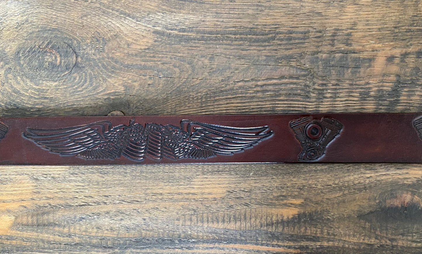 Skórzany pasek ze zdobieniem