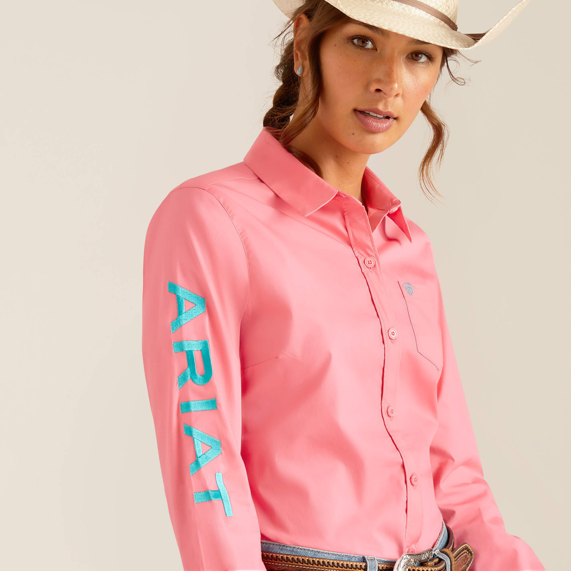 ARIAT Chemise extensible Team Kirby pour femme, blanc avec logo léopard, taille M, Blanc avec logo léopard, Moyen ARIAT Chemise extensible Team Kirby pour femme, blanc avec logo léopard, taille M, Blanc avec logo léopard, Moyen